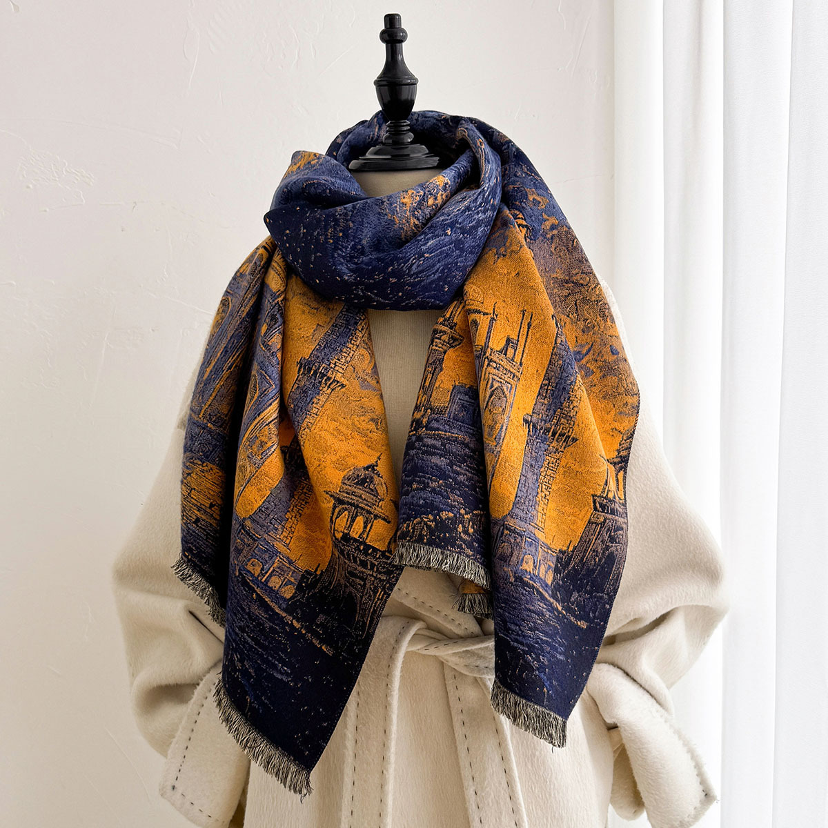 وشاح نسائي مزخرف بالشراشيب من  - مراجعة Pashmina Wrap Large وسعره